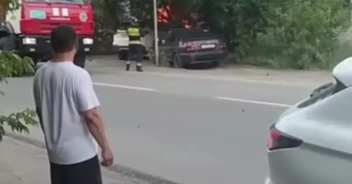  Семейде балалар ауладағы көлікті өртеп жіберді 