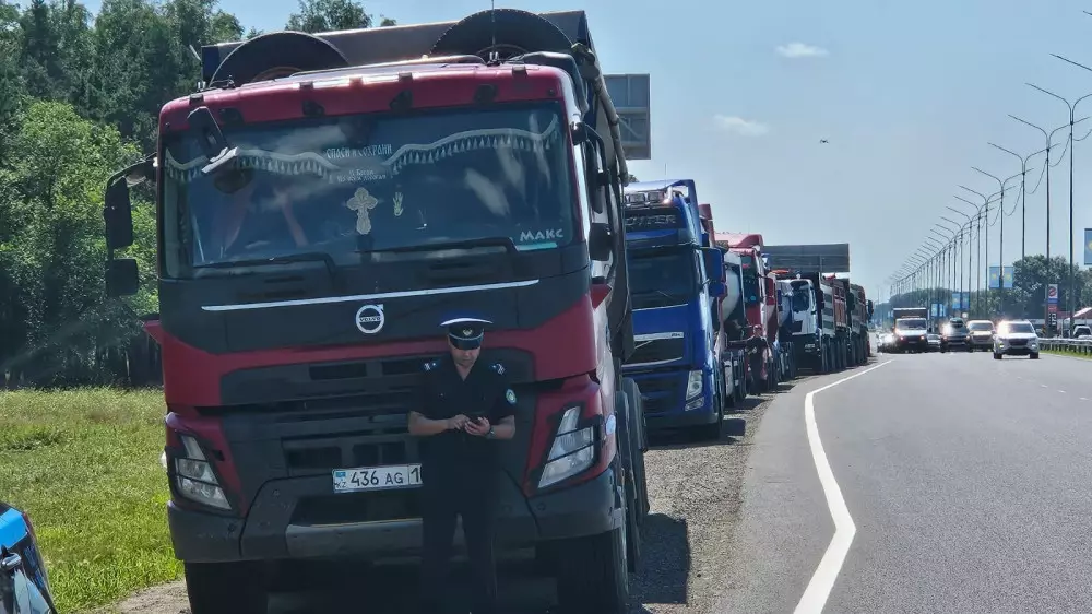 Айыппұлдан қашпақ болып, жүк көліктерін тасжолда тастап кеткен жүргізушілер бірнеше есе артық төледі