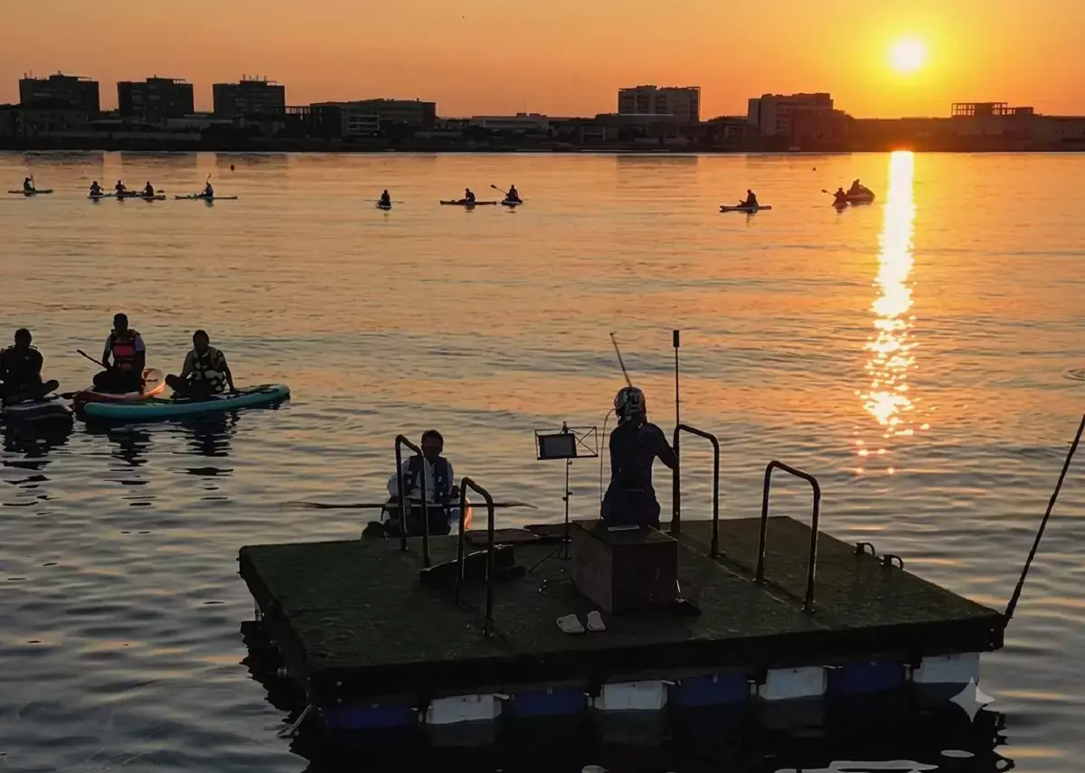 Скрипачка из Актау устроила концерт посреди Каспийского моря - новости на Lada.kz 22.07.2026
