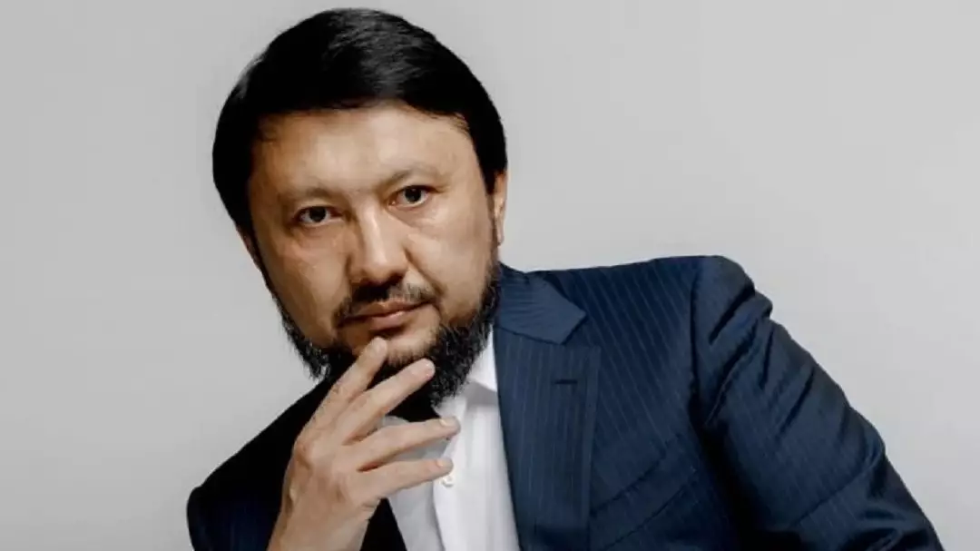  “Анам қайнысымен шаңырақ көтерді”: Мұхамеджан Тазабек отбасына қатысты құпияны жайып салды 