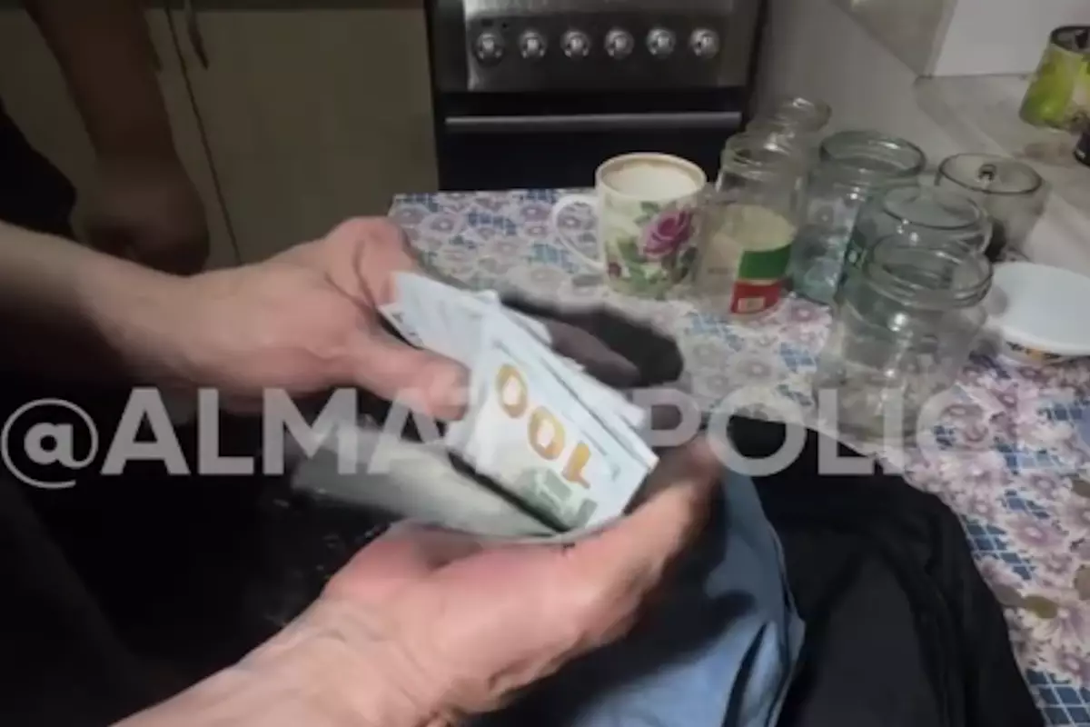 Курьер спас пенсионерку из Алматы от потери всех сбережений
