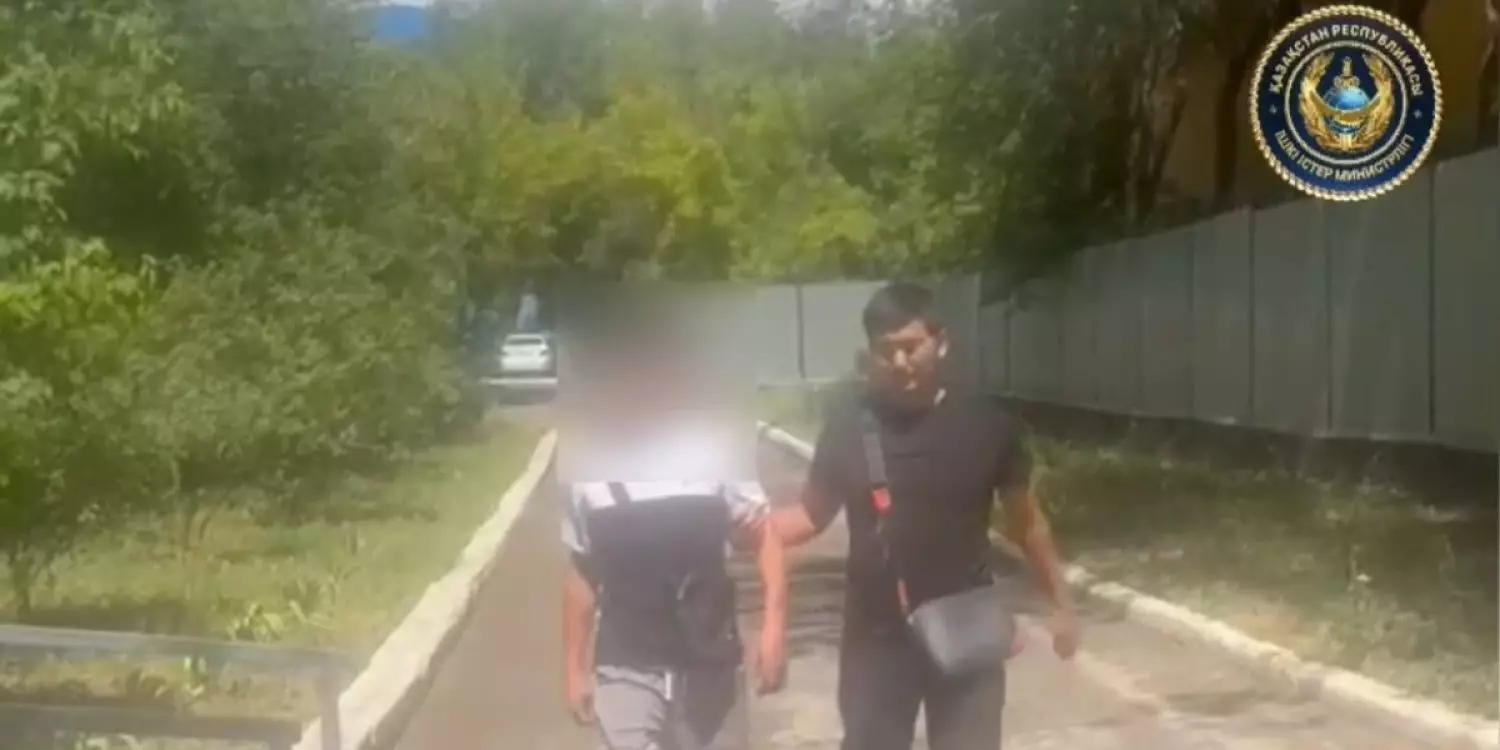 Қарағандыда зейнеткерге күндізгі уақытта шабуыл жасап алтын алқасын ұрлаған күдікті ұсталды