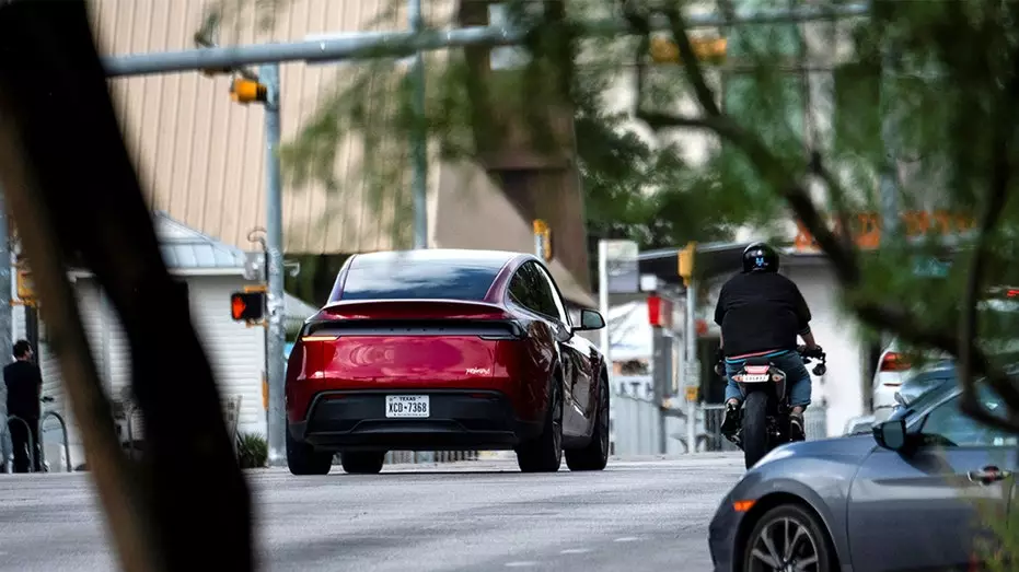 Tesla хвастается 380 000 беспилотных миль роботакси без единого заметного инцидента.
