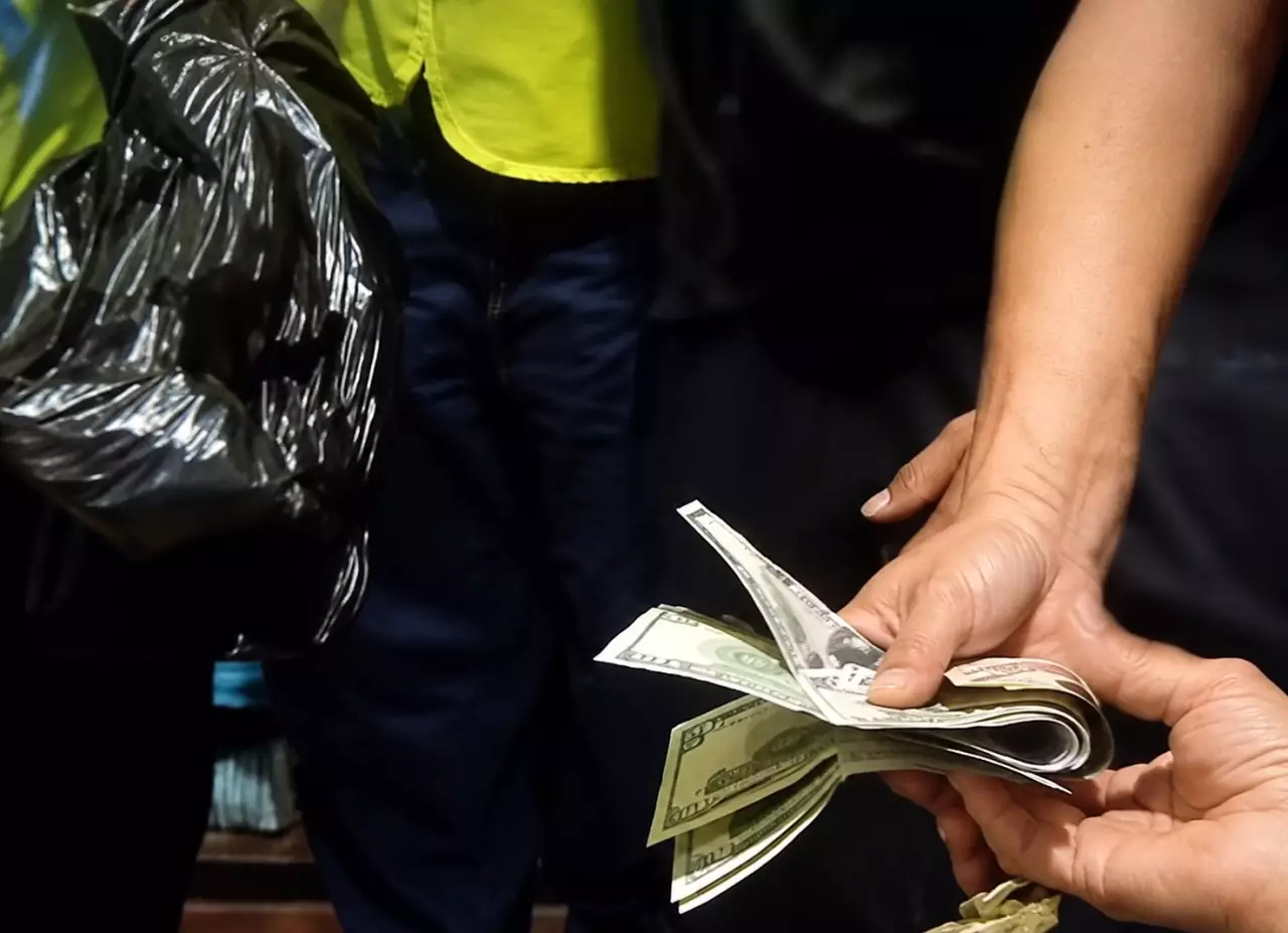 Курьер спас пенсионерку в Алматы от потери трех тысяч долларов