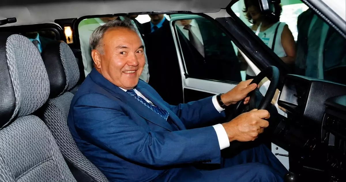  222 млн теңгелік Mercedes-тен Maybach-қа дейін: Назарбаев президент кезінде қандай көліктерге мінген? 