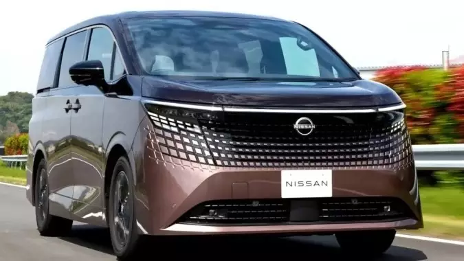  Toyota Alphard-қа жаңа бәсекелес шықты 