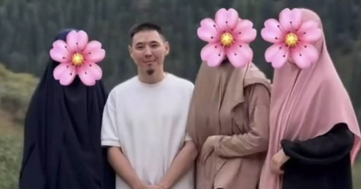  Үш әйелі бар блогерге айыппұл салынды 