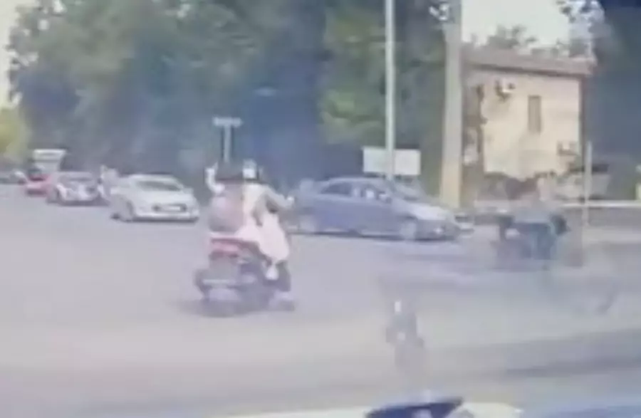Таразда мас күйдегі мопед жүргізушісі полициядан қашқан