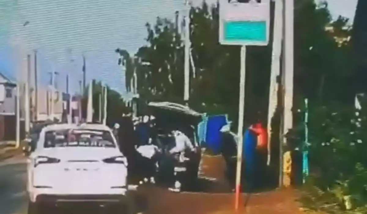 Ақтөбеде жүргізушіге ескерту жасаған ер адамды көлікке күштеп салып әкеткен