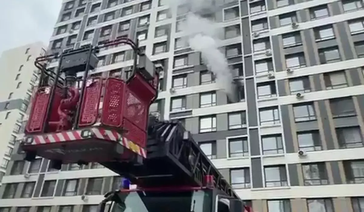 Астанада өрт кезінде тұрғындар көліктерді қолмен жылжытып, өрт сөндірушілерге жол ашқан