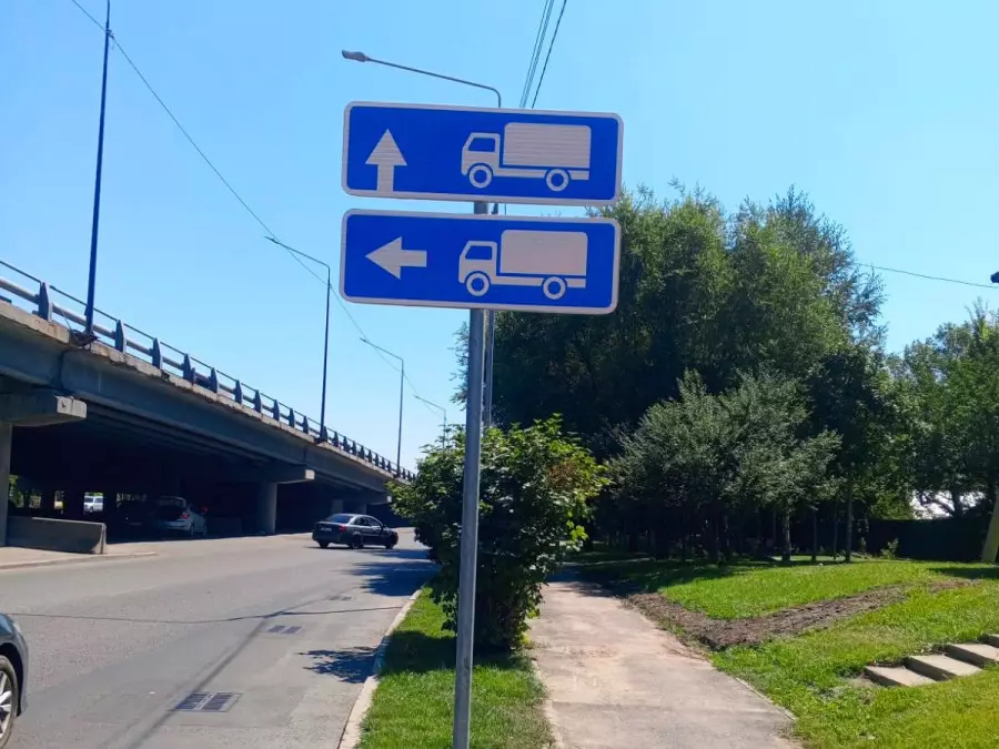 Алматыда жүк көліктеріне арналған жаңа жол белгілері орнатылады