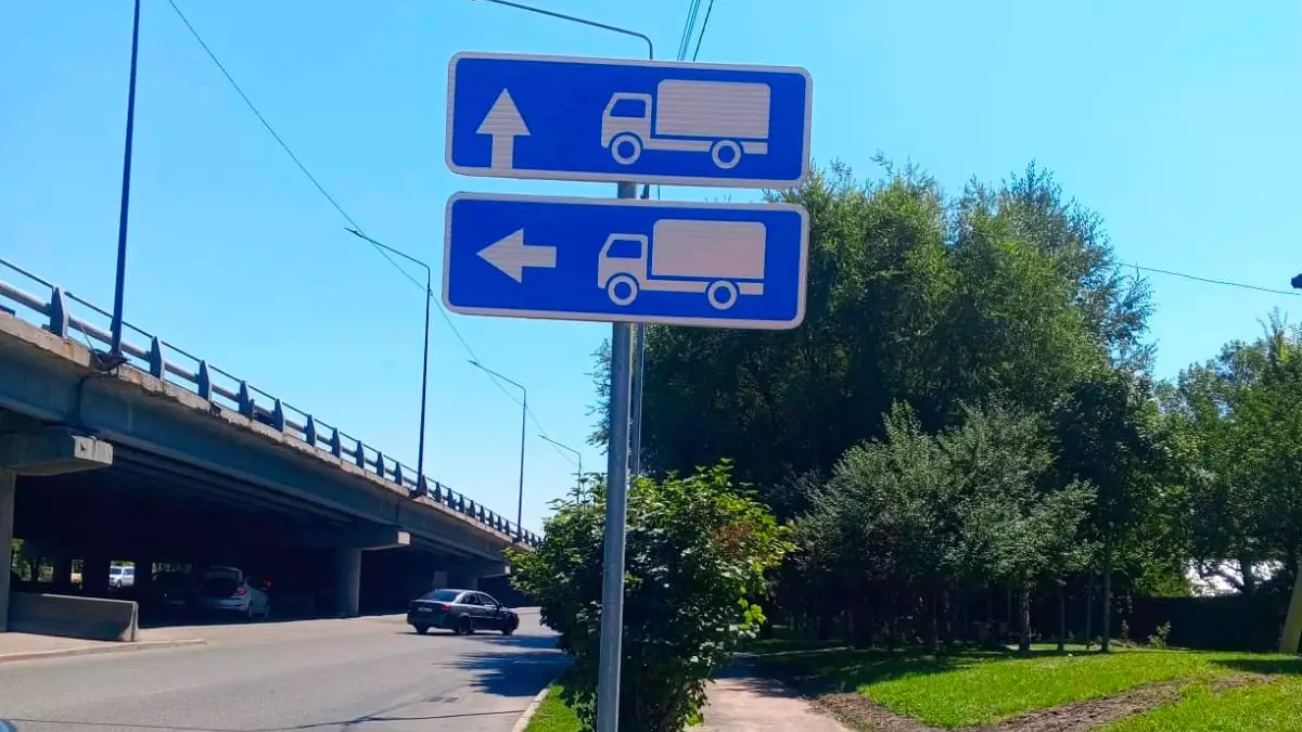  Алматыда жүк көліктеріне арналған жаңа жол белгілері орнатылады 