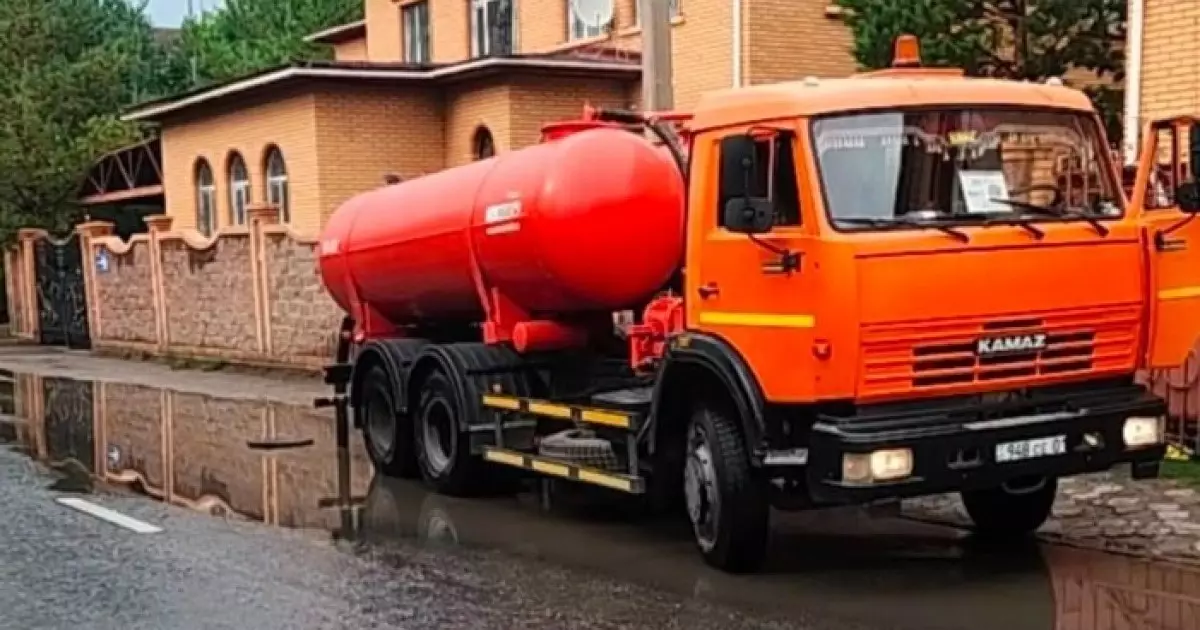  Астанада бірқатар көшені су басты: әкімдік су сору жұмыстарын жүргізіп жатыр 