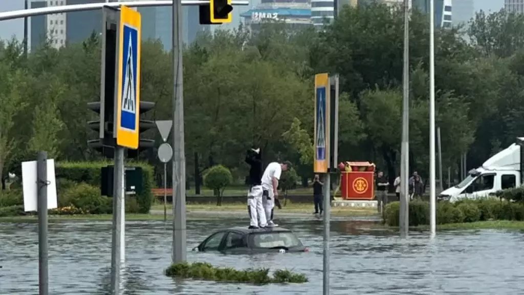 Дошло до крыши: из-за сильного ливня в Астане автомобили ушли под воду