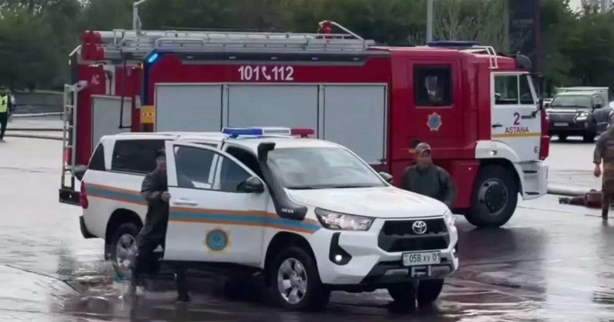  Астанада құтқарушылар су басқан көшелерден көліктерді эвакуациялап жатыр 