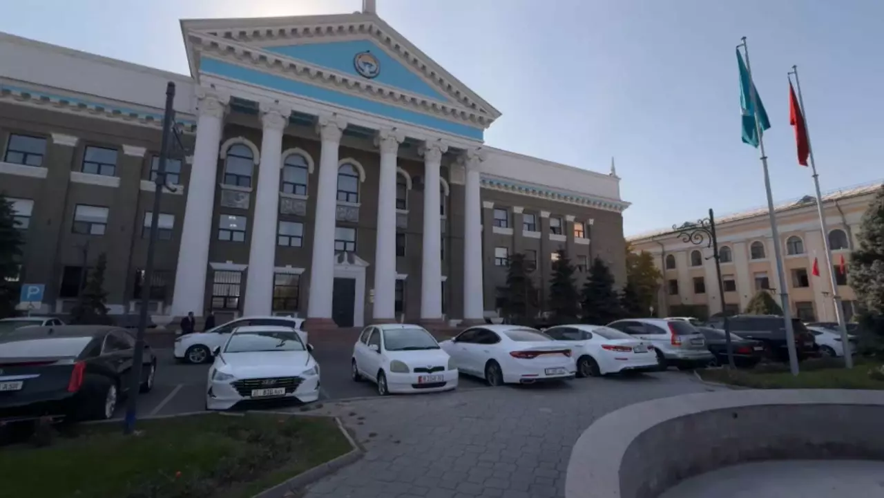 Отбор на госслужбу ужесточили в Кыргызстане
