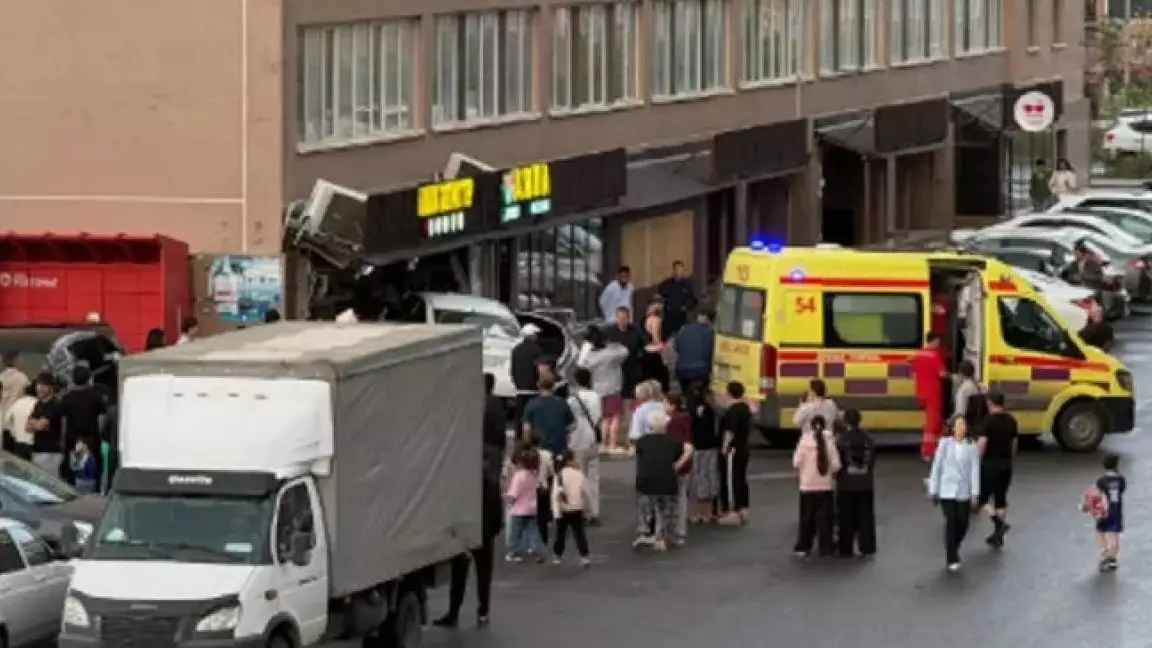  Астанада автокөлік сауда павильонына соғылды: жасөспірім қыз жарақат алды 
