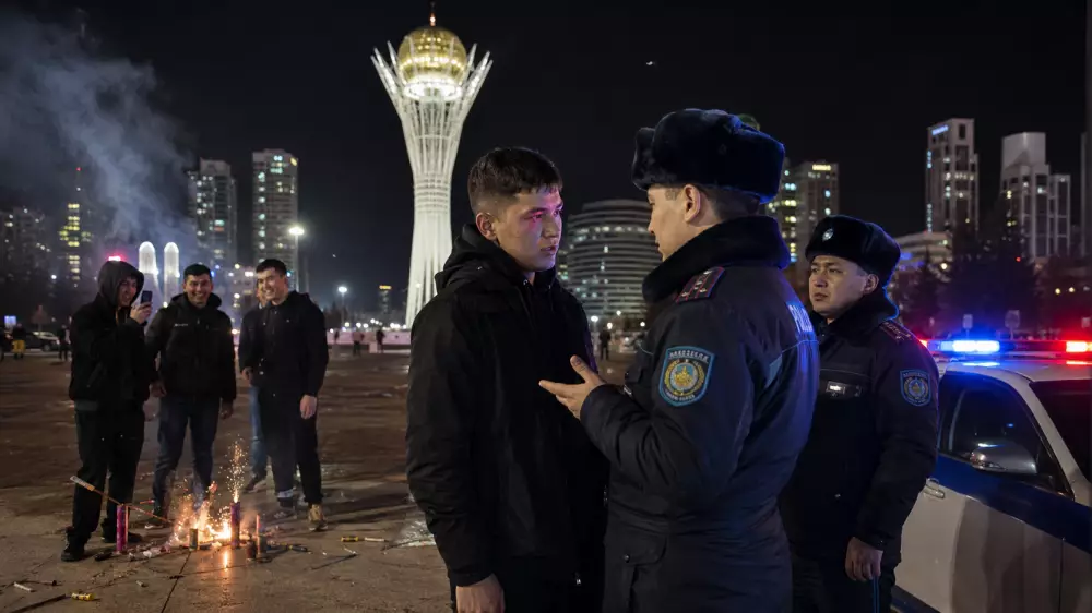 Астанада “Бәйтерек“ маңында отшашу атқан ер адам қамауға алынды