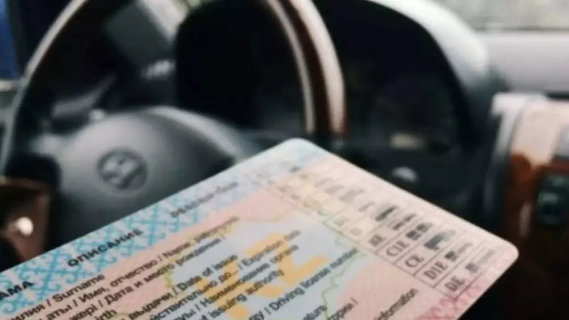  Жүргізуші куәлігін заңсыз рәсімдетпек болған ақтөбелік алаяқтың құрбанына айналды 