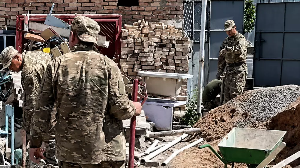 “Тергеу басталды“. Қорғаныс министрлігі құрылыс алаңындағы сарбаздардың видеосын түсіндірді