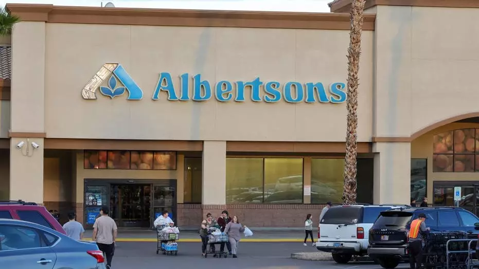 Сеть супермаркетов Albertsons предупреждает о снижении спроса на продукты питания на фоне сокращения потребительских расходов.