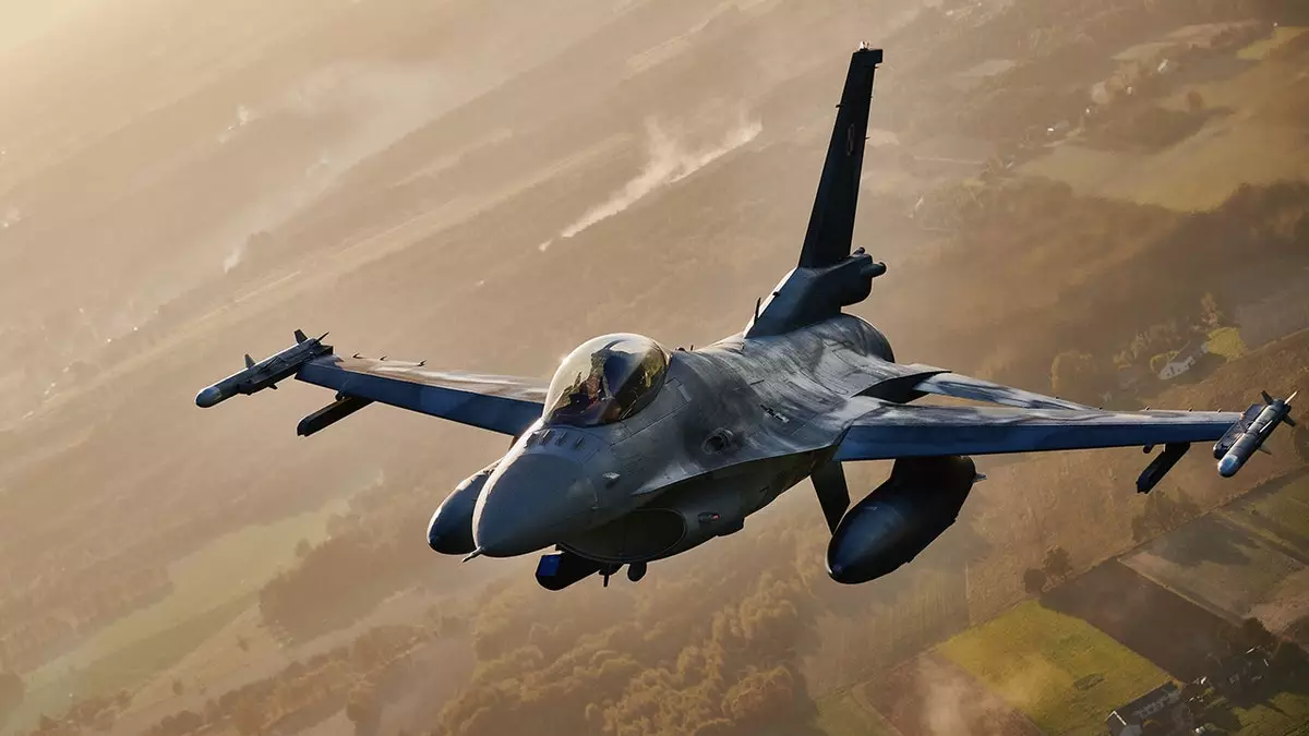 Румынский истребитель F-16 впервые для союзника по НАТО сбил беспилотник после нарушения воздушного пространства страны.