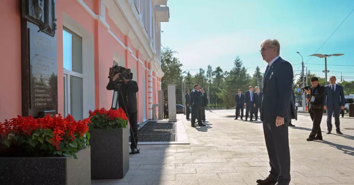  Мемлекет басшысы майдангер Кемел Тоқаевқа арналған ескерткіш тақтаға гүл шоғын қойды 