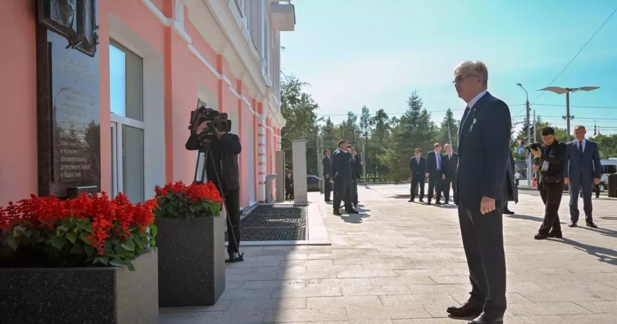  Президент майдангер Кемел Тоқаевқа арналған ескерткіш тақтаға гүл шоғын қойды 