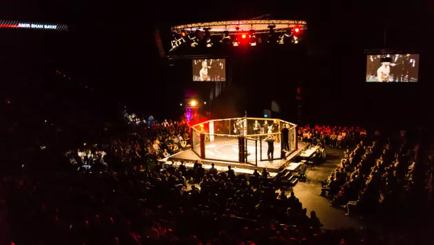 Нокаутом обернулся главный бой исторического турнира UFC для Узбекистана