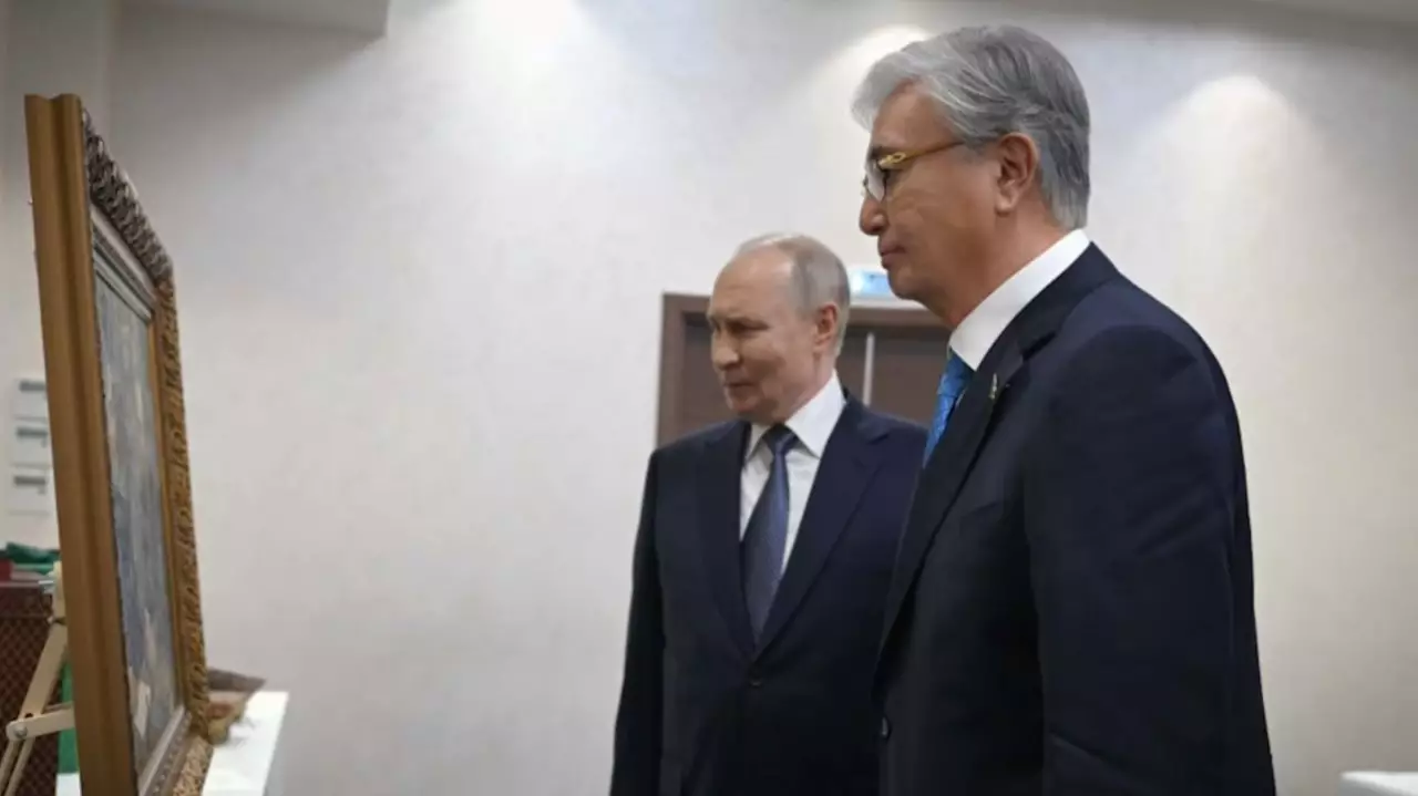 Токаев подарил Путину картину с изображением Уалиханова и Достоевского