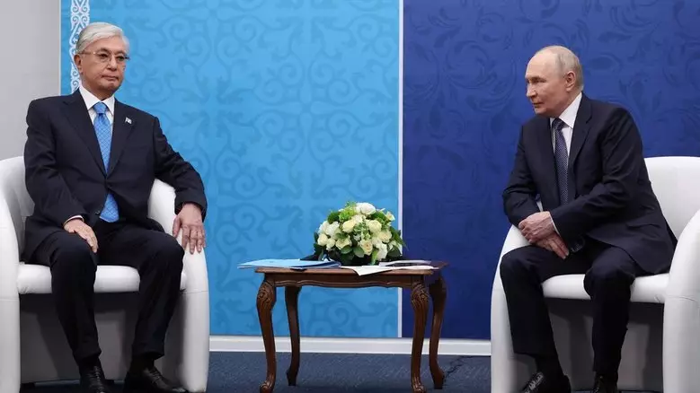 “Күн соңына дейін тоқтауы мүмкін”: Кремль Тоқаевтың Украинадағы қақтығысты тоқтату туралы ұсынысына жауап берді