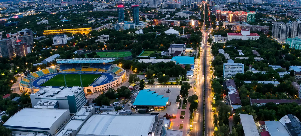 Во время матча в Алматы болельщик выбежал на поле с флагом партии