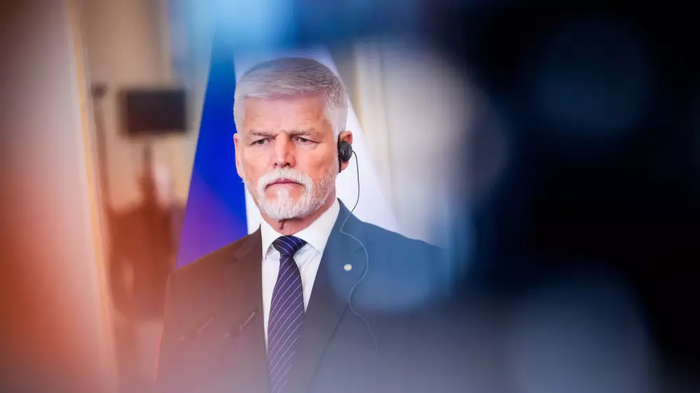 Президента европейской страны застали за другой работой: что случилось?