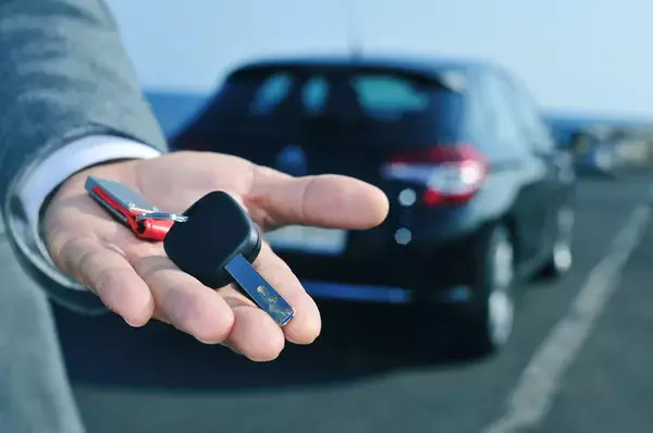 Екі автокөлікті алаяқтық жолмен жымқырған адам сотталды