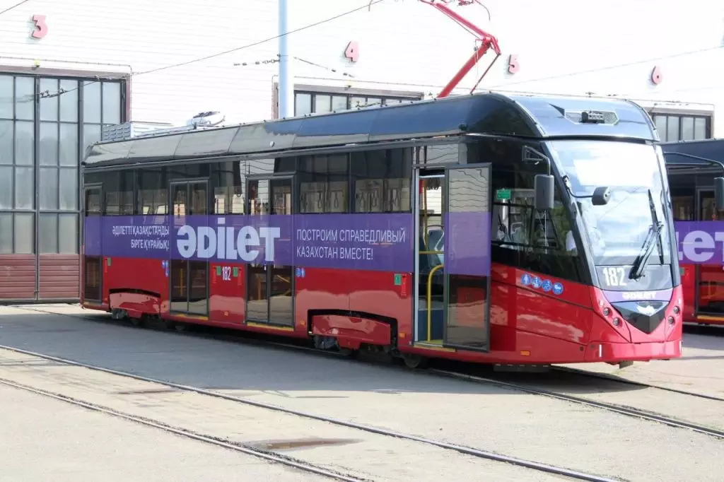 Павлодарлықтар енді трамвайда «Әділет» партиясының бағдарламасымен таныса алады