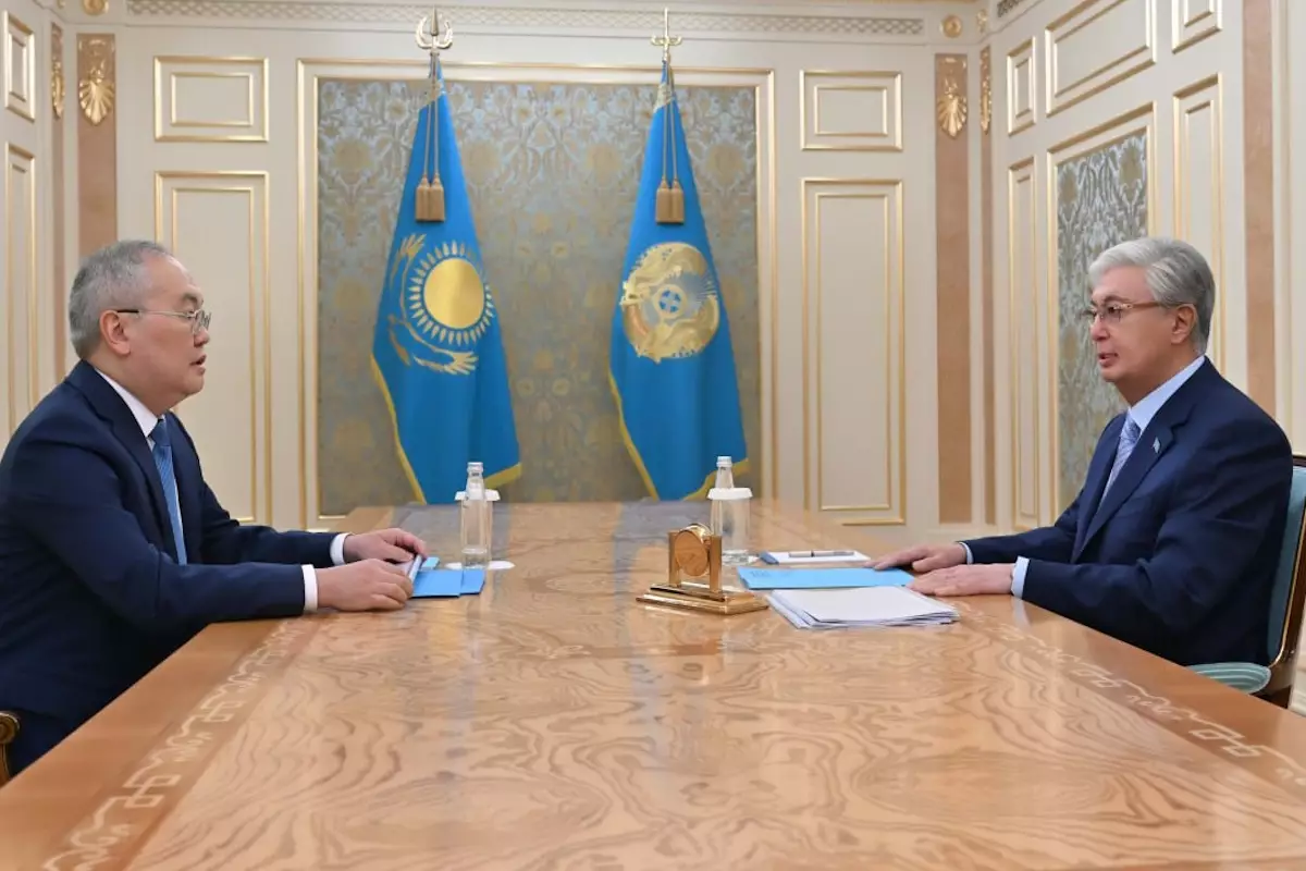 Токаеву доложили о теневых криптообменниках, дропперах и незаконном обнале