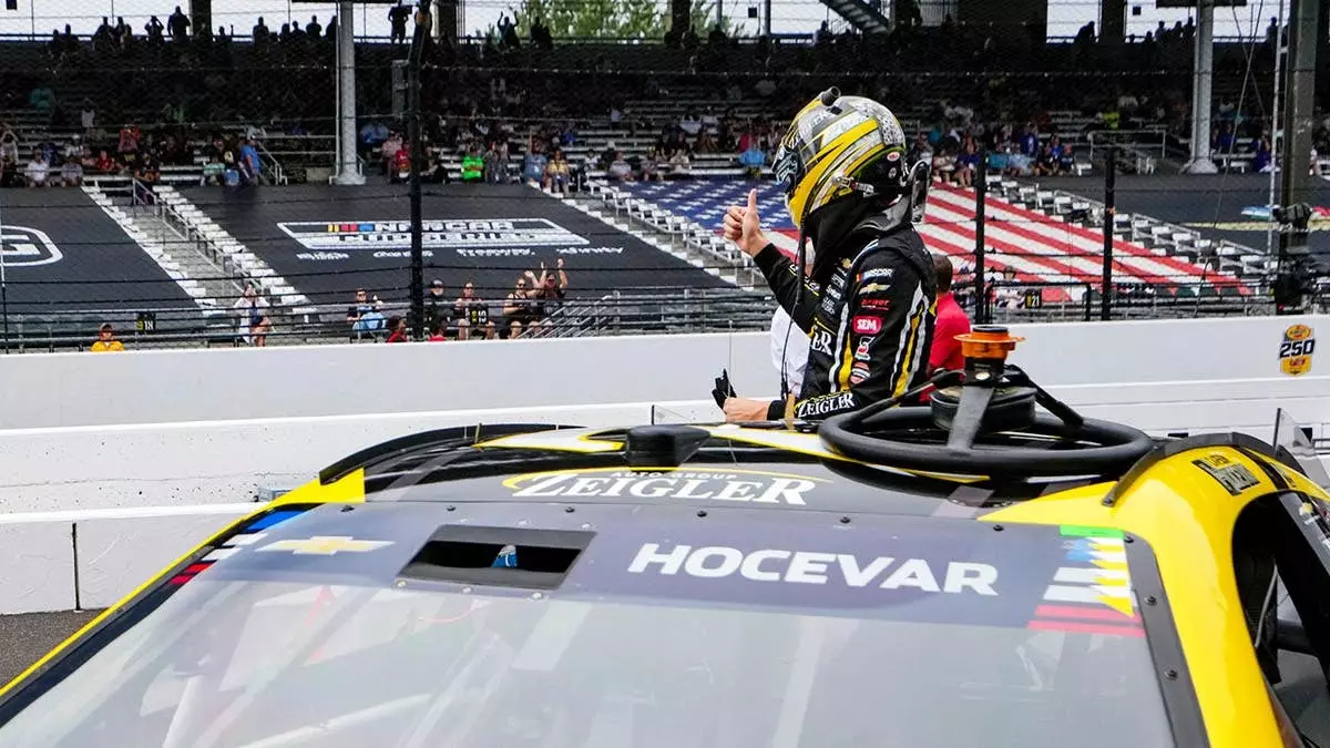 Гонка NASCAR выглядит жалкой из-за пустых мест, гонщик показывает средний палец и самая неловкая команда в истории.