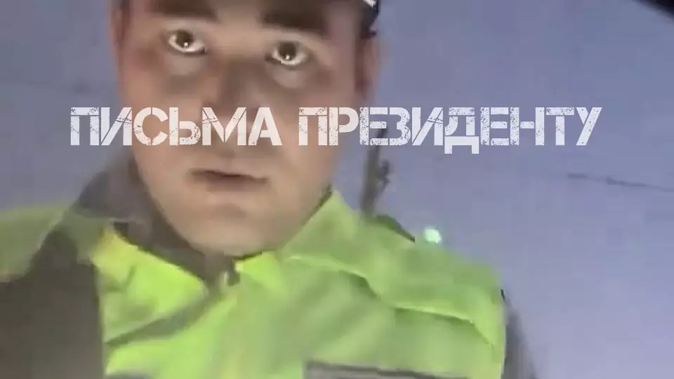 «Қолыңызда болу керек»: Электронды құжатты танымаған полицей желіде қызу талқыға түсті