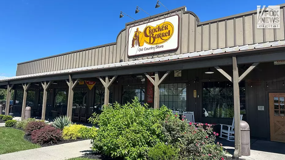 Генеральный директор Cracker Barrel Джули Мазино покидает свой пост.