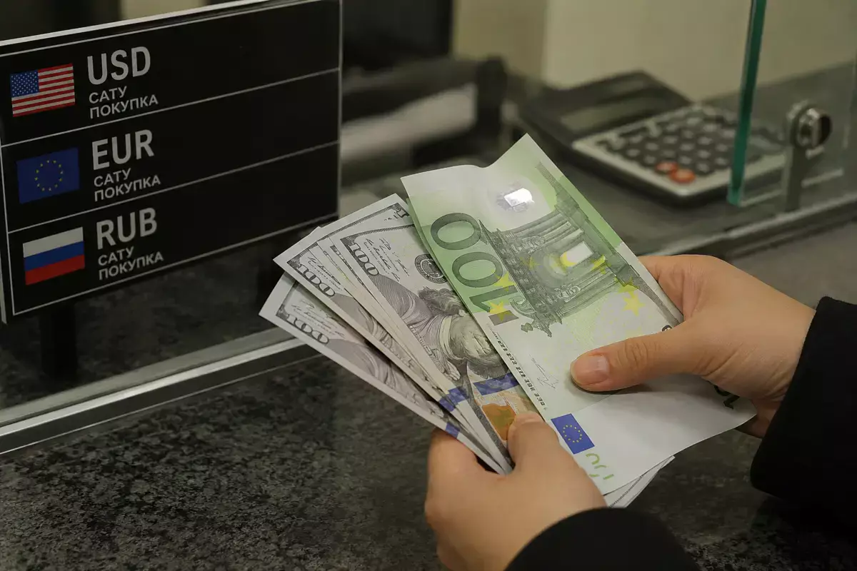 Казахстанцы массово скупают наличную валюту: спрос на евро взлетел в 23 раза - новости на Lada.kz 27.07.2026