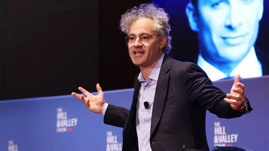 Генеральный директор Palantir предупредил США об опасности европейского пути регулирования ИИ и призвал администрацию Трампа не запрещать открытые модели.