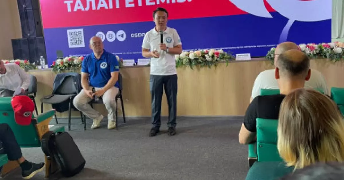 ЖСДП кандидаттары қарағандылық ұстаздармен кездесті 