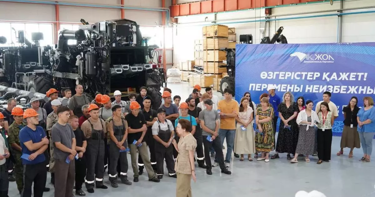  «Ақ жол» партиясының белсенділері ҚАИК зауытының қызметкерлерімен кездесті 