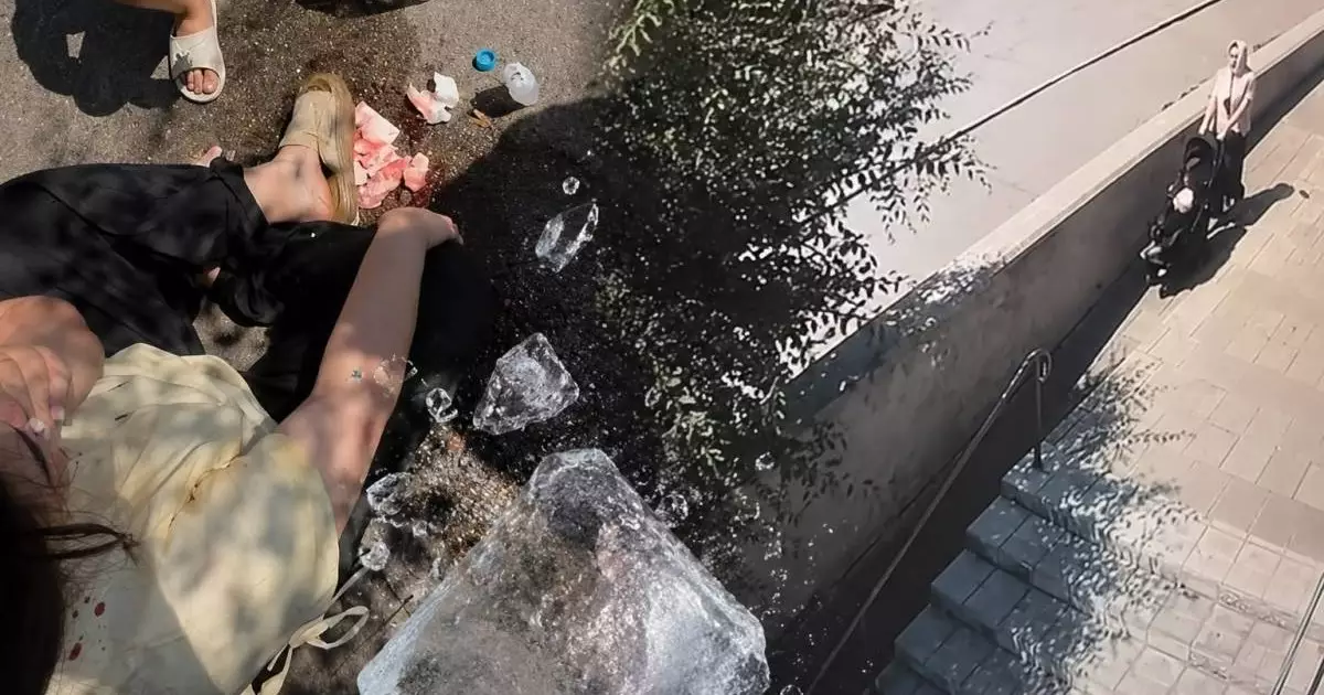  Павлодарда сәбиін арбамен серуендетіп жүрген әйелдің басына үлкен мұз кесегі құлады (ВИДЕО) 
