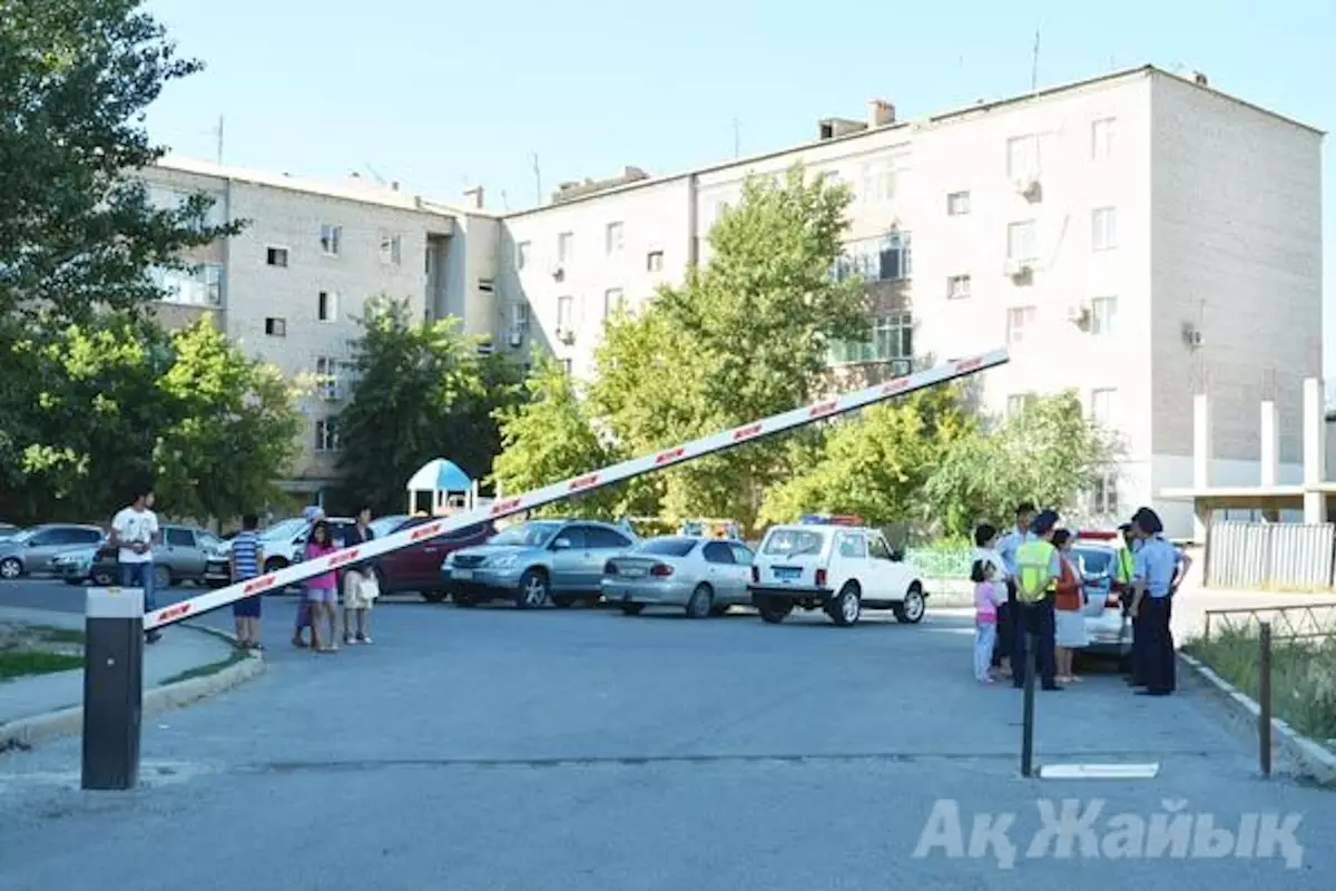 Шлагбаум в Казахстане: почему расходы могут возложить на всех жильцов
