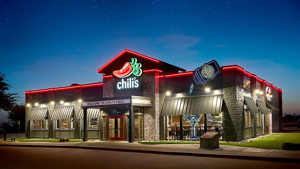 Сеть ресторанов Chili's возрождает культовые красные кабинки и классический дизайн в рамках масштабного обновления заведений по всей стране.