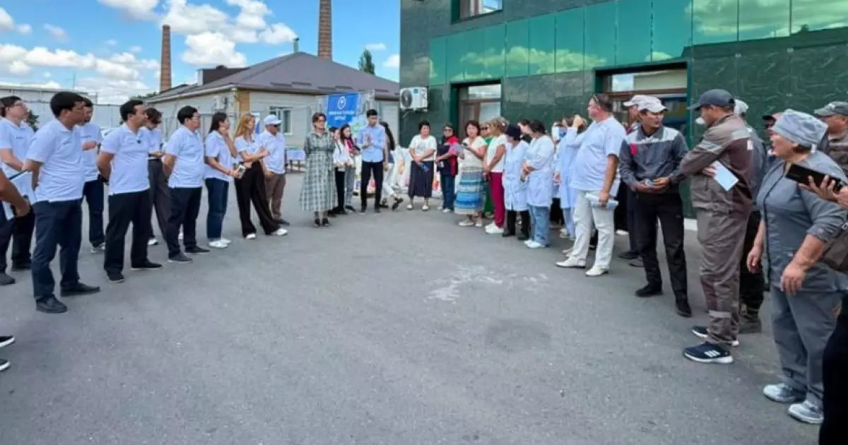  Respublica партиясы Семейде еңбек ұжымымен отандық өндірісті қолдау тетіктерін талқылады 