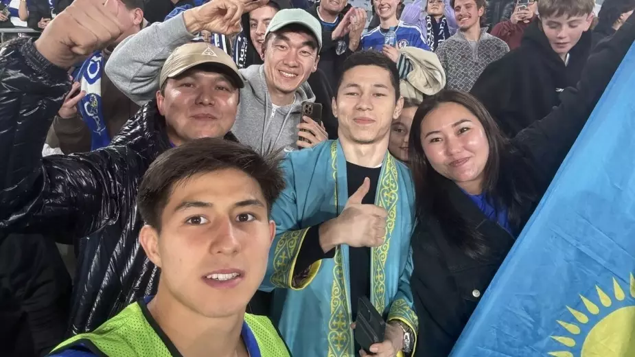 Дастан Сатпаев подошел к казахстанцам после первого гола за Челси! Кто они? 