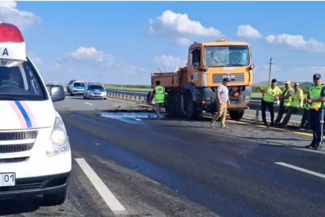 Ақмола облысында Audi жүк көлігімен соқтығысты: ер адам мен бала қаза тапты
