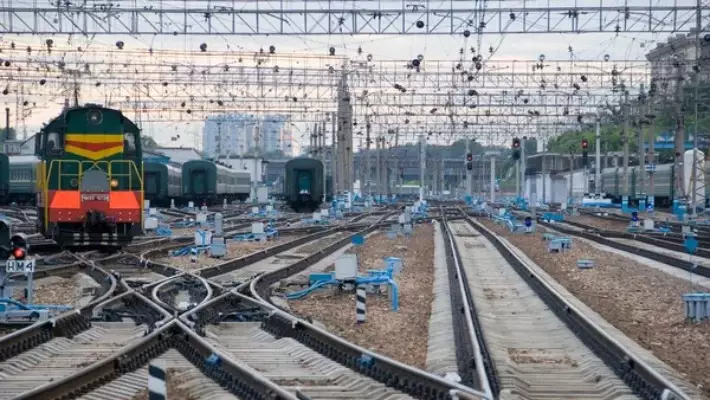 В Ташкентской области с рельсов сошли тепловоз и четыре цистерны